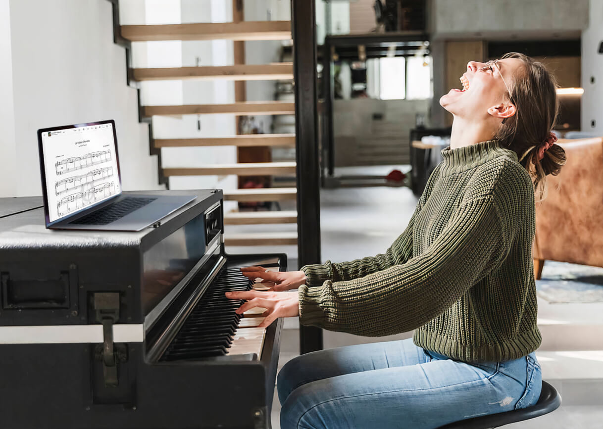 Vrouw speelt piano in haar woonkamer