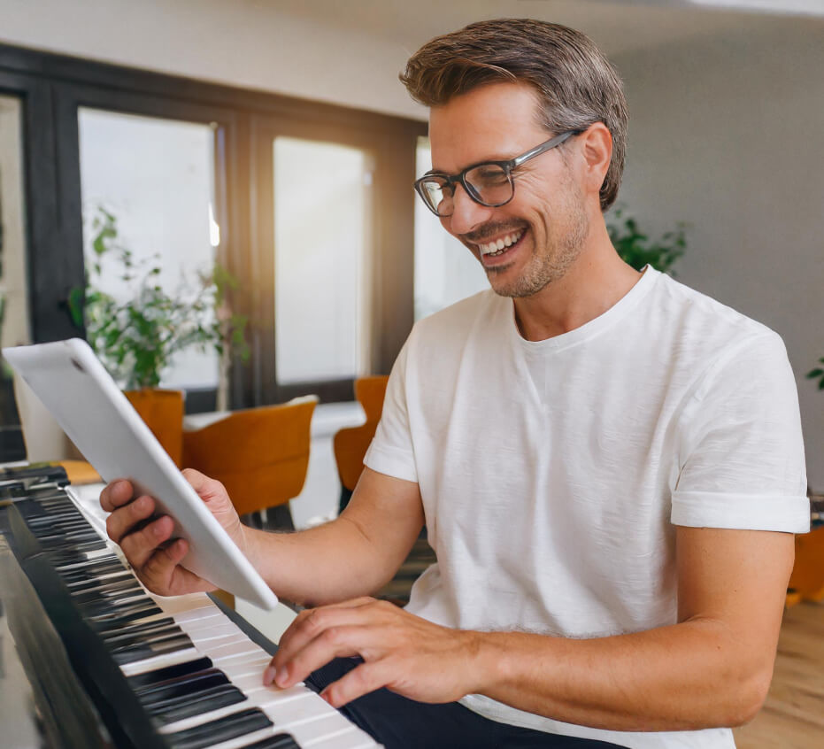 Vrouw speelt piano in haar woonkamer